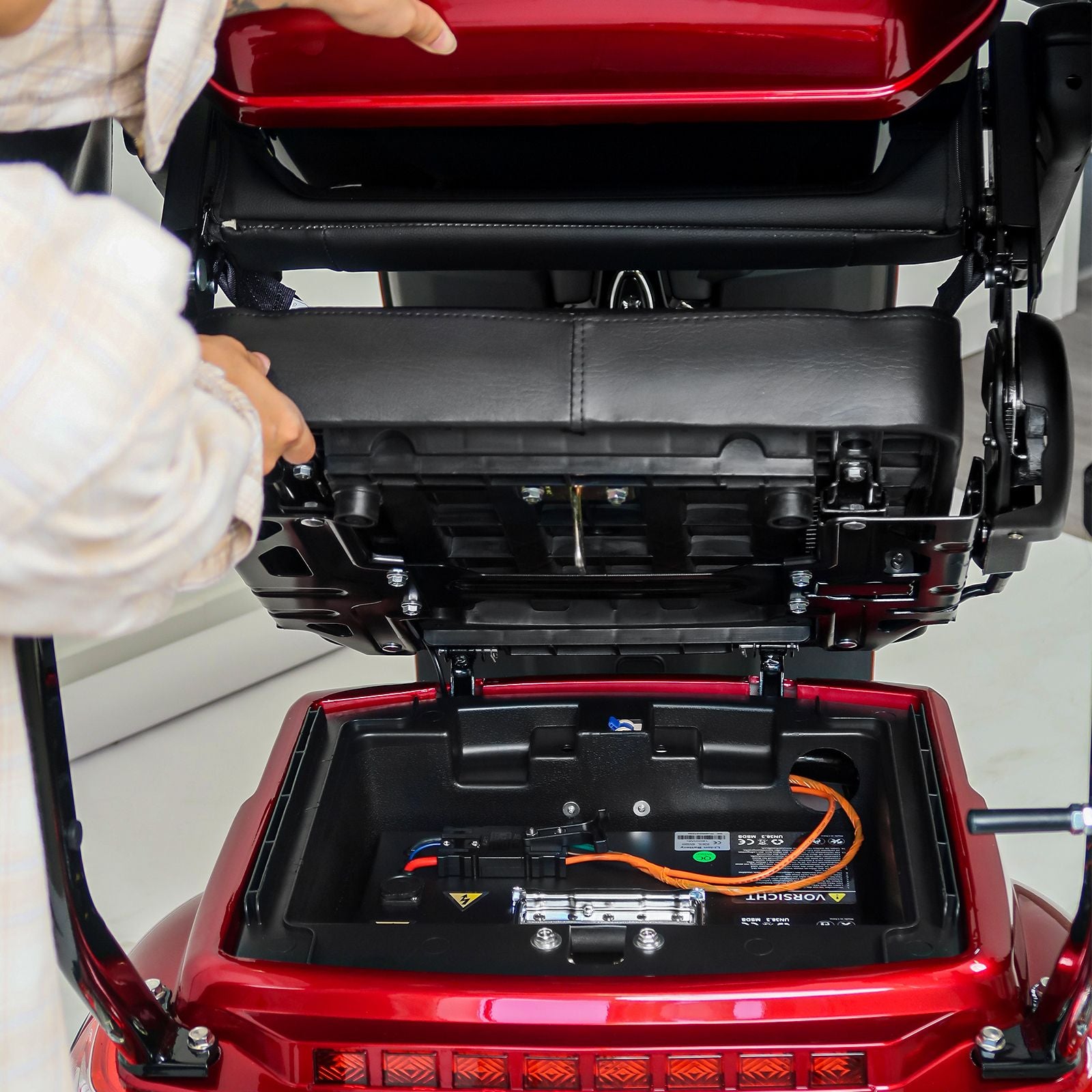 Deisla, Vierrad DS4 15 / 25 mit Dach und Wetterschutz, Lithium-Akku, Rot Deisla, Vierrad DS4 15 / 25 mit Dach und Wetterschutz, Lithium-Akku, Rot